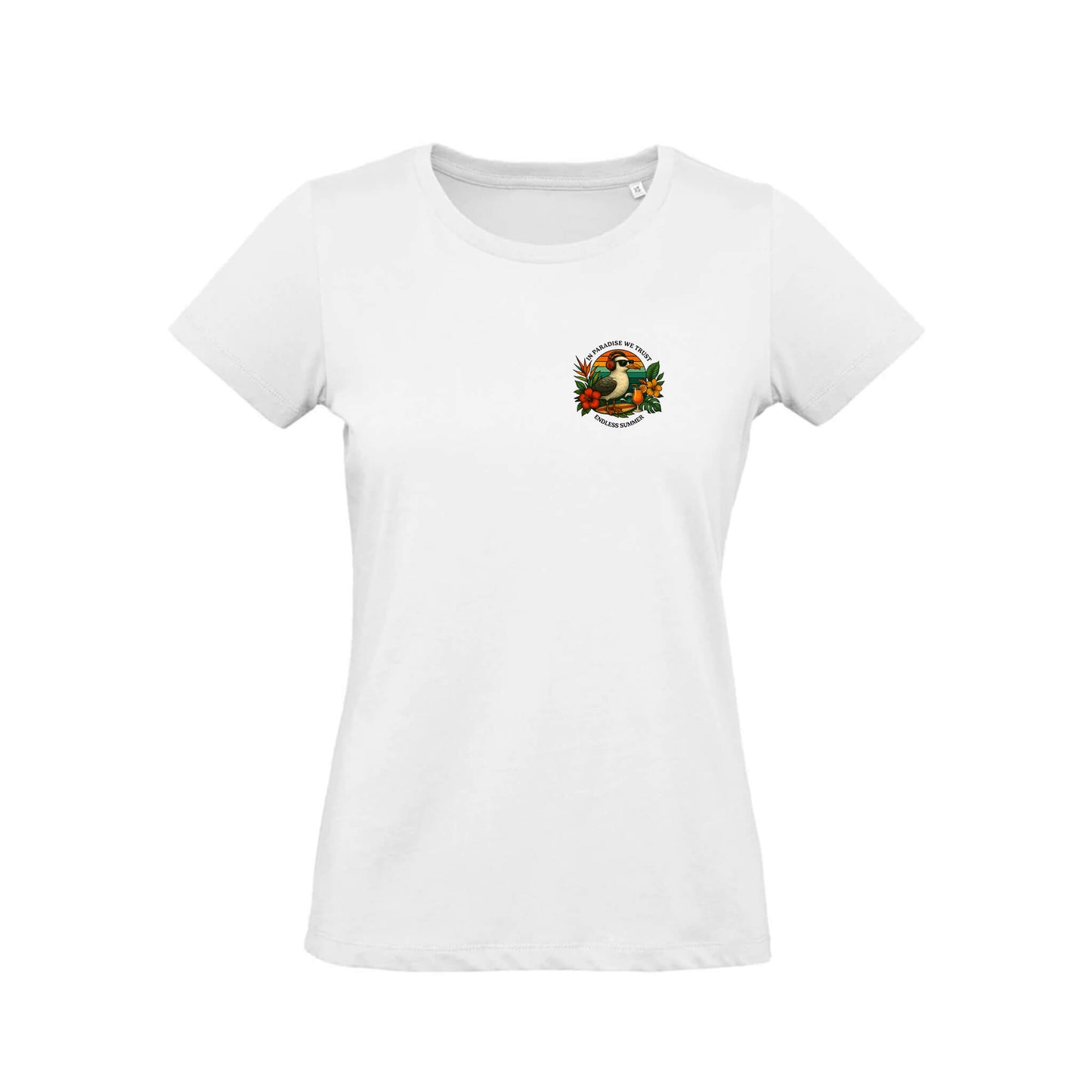 Weißes T-Shirt für Frauen mit Frontprint. Das Motiv zeigt in klein rechts auf der Brust den Summer Birdy Seagull. "IN PARADISE WE TRUST" in schwarzer Schrift