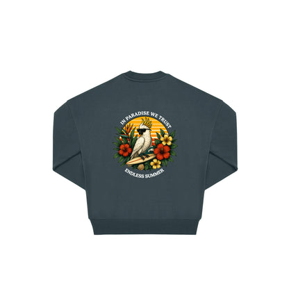 Rückseite amalfi farbiger oversized Pullover mit Kakado-Aufdruck in botanischem Gewand aus der Summer Birdy Kollektion