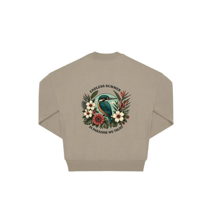 Rückseite beiger oversized Pullover mit Eisvogel-Aufdruck in botanischem Gewand