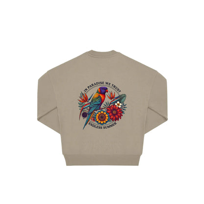 Rückseite beiger oversized Pullover mit Lorikeet-Aufdruck in botanischem Gewand mit 2 Ringen umzogen