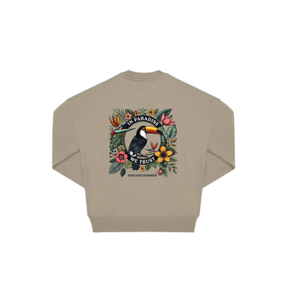 Rückseite beiger oversized Pullover mit Turkan-Aufdruck in botanischem Gewand