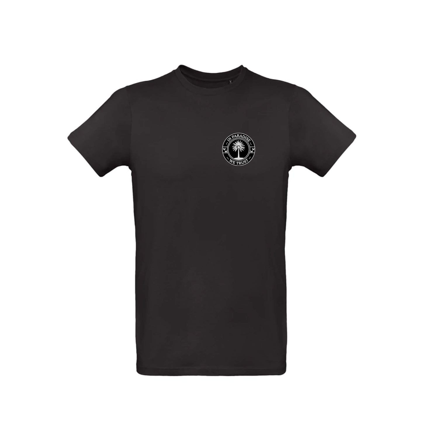 Schwarzes T-Shirt für Männer mit Frontprint. Das Motiv zeigt in klein rechts auf der Brust das IPWT Logo. "IN PARADISE WE TRUST" in weißer Schrift