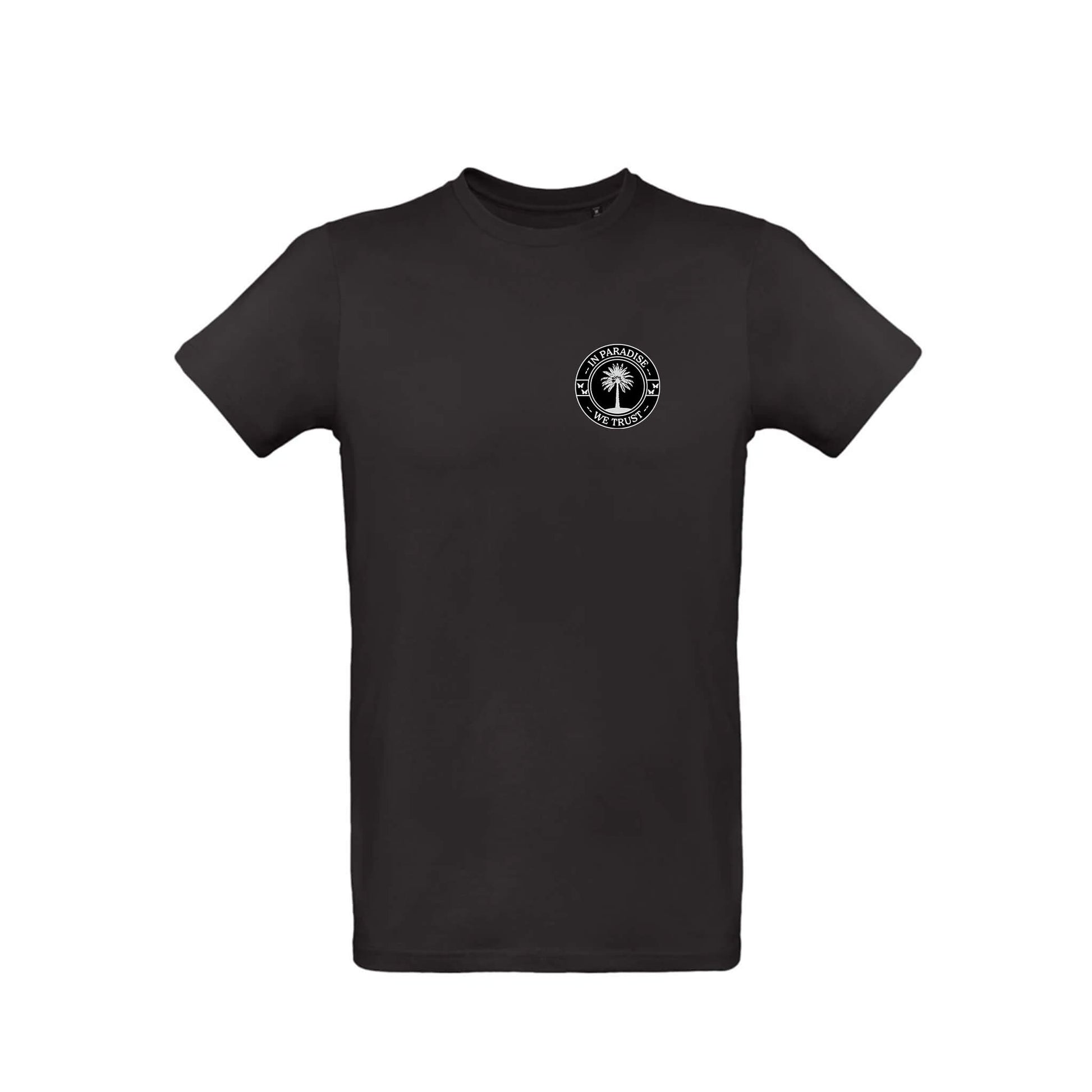 Schwarzes T-Shirt für Männer mit Frontprint. Das Motiv zeigt in klein rechts auf der Brust das IPWT Logo. "IN PARADISE WE TRUST" in weißer Schrift