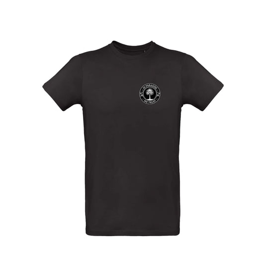 Schwarzes T-Shirt für Männer mit Frontprint. Das Motiv zeigt in klein rechts auf der Brust das IPWT Logo. "IN PARADISE WE TRUST" in weißer Schrift