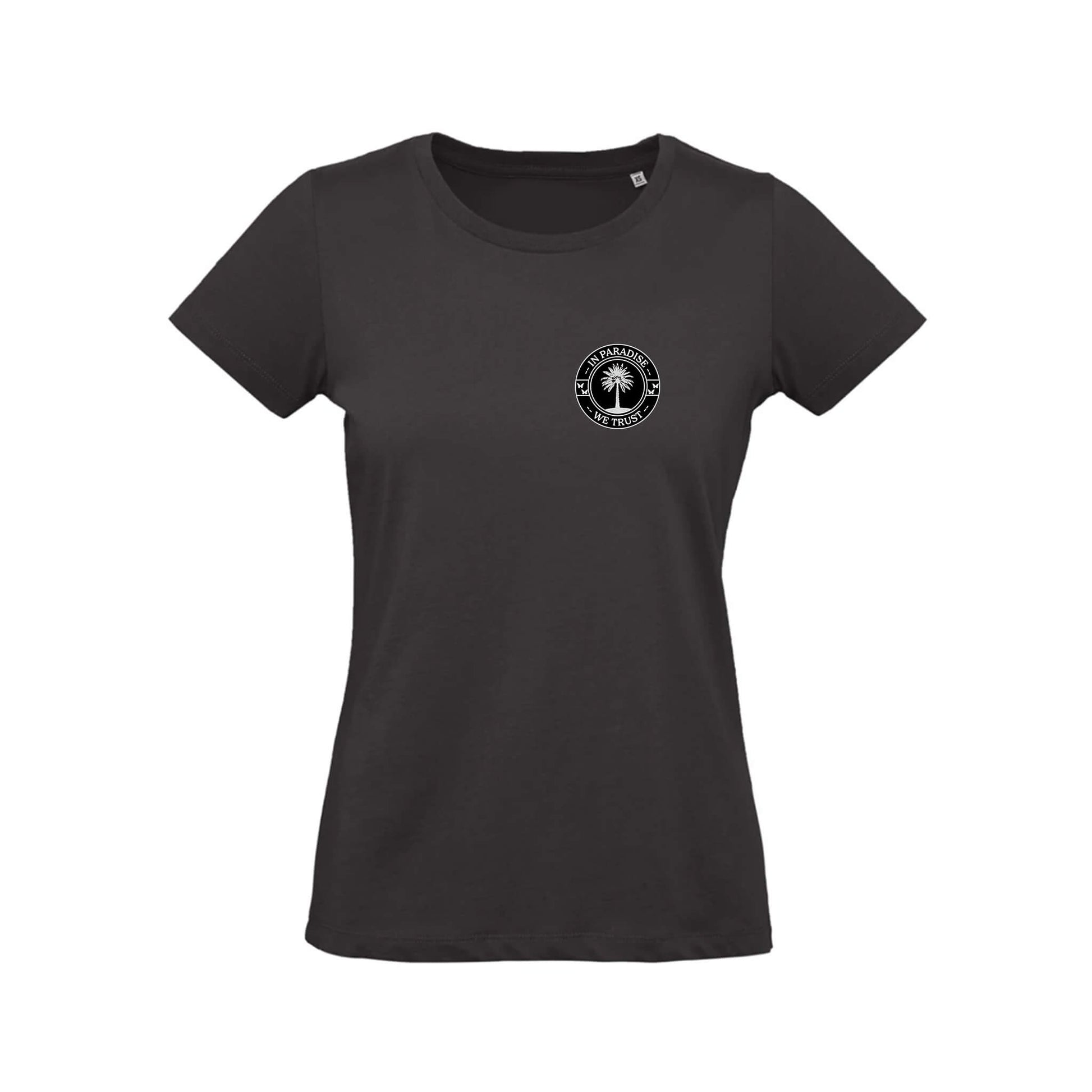 Schwarzes T-Shirt für Frauen mit Frontprint. Das Motiv zeigt in klein rechts auf der Brust das IPWT Logo. "IN PARADISE WE TRUST" in weißer Schrift