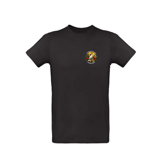 Schwarzes T-Shirt mit Frontprint. Das Motiv zeigt in klein rechts auf der Brust den Summer Birdy Kakadu. "IN PARADISE WE TRUST" in weißer Schrift