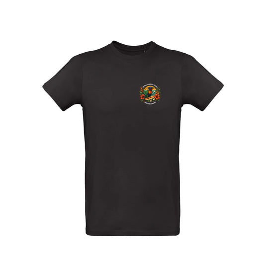 Schwarzes T-Shirt mit Frontprint. Das Motiv zeigt in klein rechts auf der Brust den Summer Birdy Lorikeet. "IN PARADISE WE TRUST" in weißer Schrift