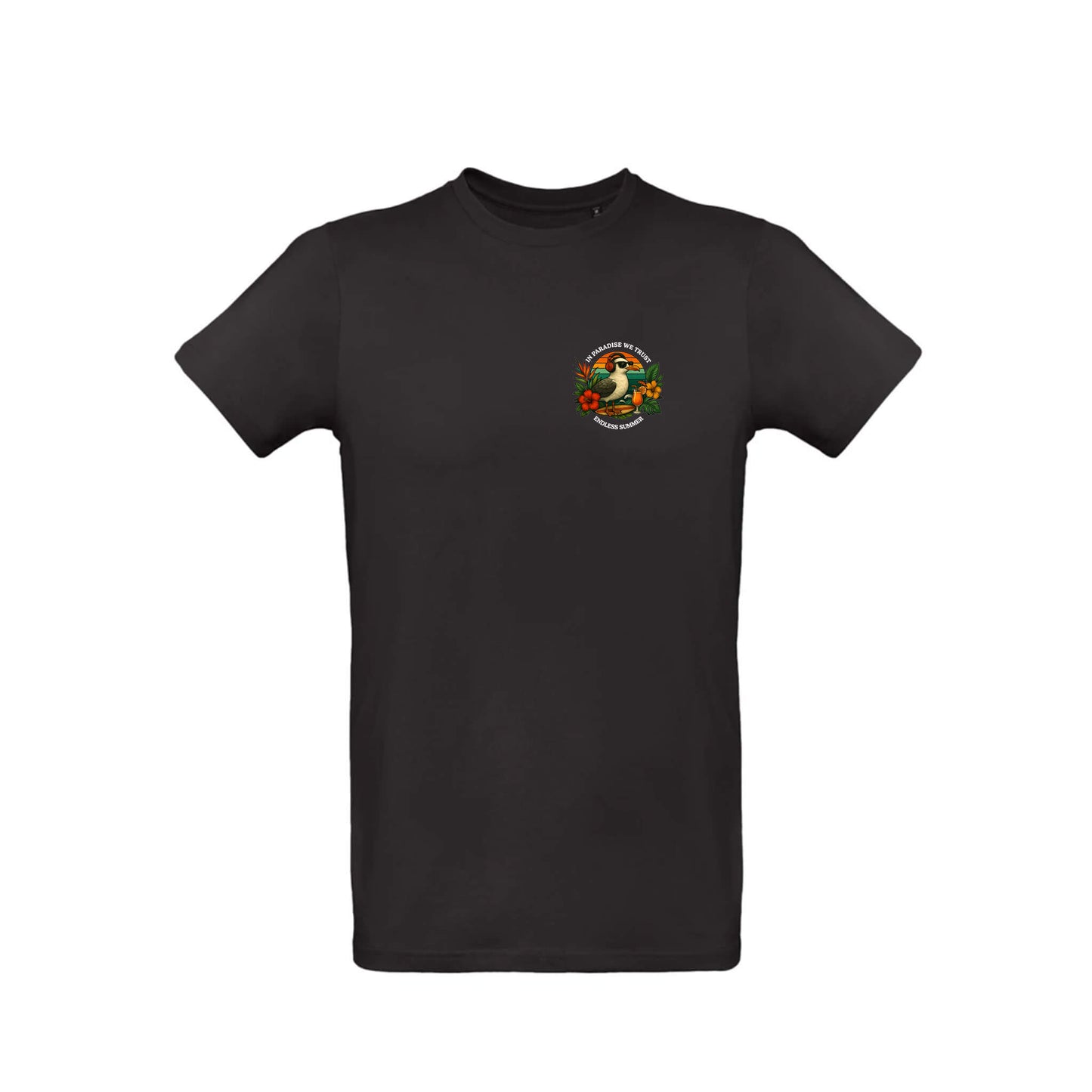 Schwarzes T-Shirt mit Frontprint. Das Motiv zeigt in klein rechts auf der Brust den Summer Birdy Seagull. "IN PARADISE WE TRUST" in weißer Schrift