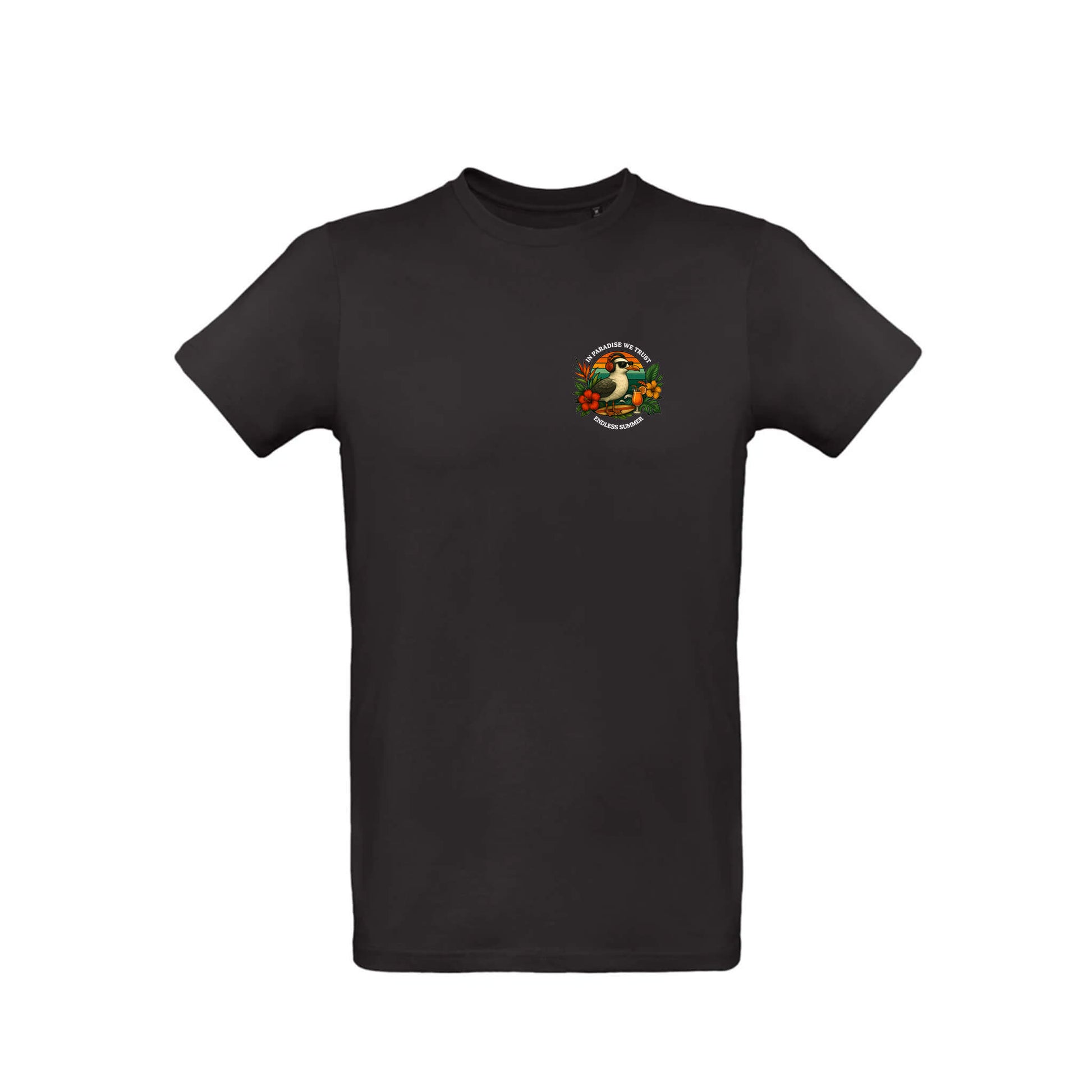 Schwarzes T-Shirt mit Frontprint. Das Motiv zeigt in klein rechts auf der Brust den Summer Birdy Seagull. "IN PARADISE WE TRUST" in weißer Schrift